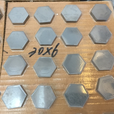 Carreaux de céramique ballistiques de tuiles de bore en céramique ballistique de plat/carbure de silicium pour la forme rectangulaire carrée de Hexgonal