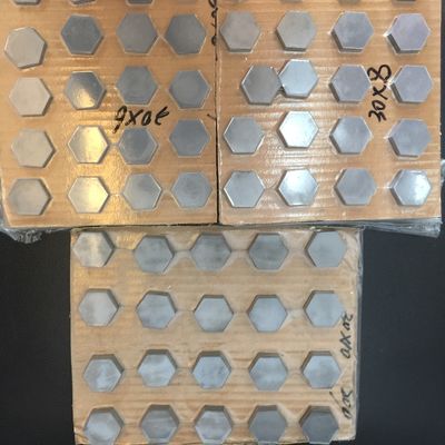 Carreau balistique en carbure de bore avec dimensions personnalisées, densité de 2,52 g/cm3 et dureté de 3000-3300 HV pour une protection céramique haut de gamme