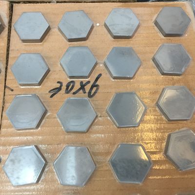Carreau balistique en carbure de silicium fritté sans pression 50x50x8mm NIJ Niveau III Armure autonome en céramique
