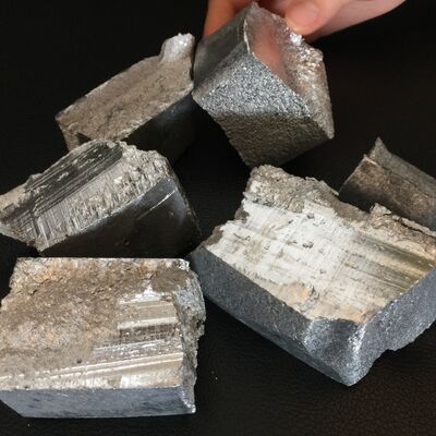 Lingot en alliage d'aluminium et de nickel AlNi10 % avec une microstructure uniforme, une composition chimique précise et une faible teneur en impuretés