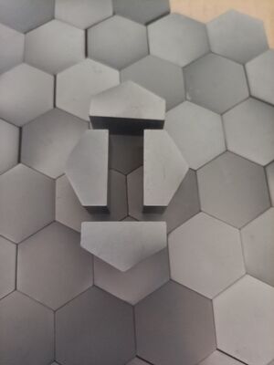 Plaque balistique en carbure de silicium fritté sans pression, forme de boule à courbe unique, 250x300mm, niveau NIJ III+ anti-impact multiple