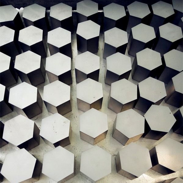 Carreau balistique en carbure de bore avec dimensions personnalisées, densité de 2,52 g/cm3 et dureté de 3000-3300 HV pour une protection céramique haut de gamme
