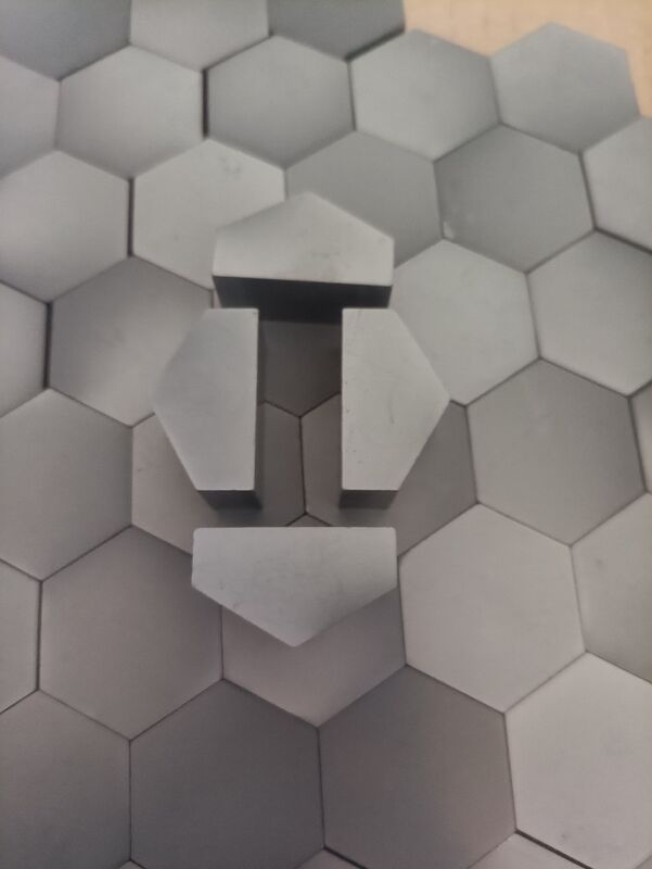 Carburéon de silicium sintré sans pression carreaux balistiques hexagonales avec NIJ niveau III de protection et 50 mm de géométrie hexagonale pour les blindés de véhicules